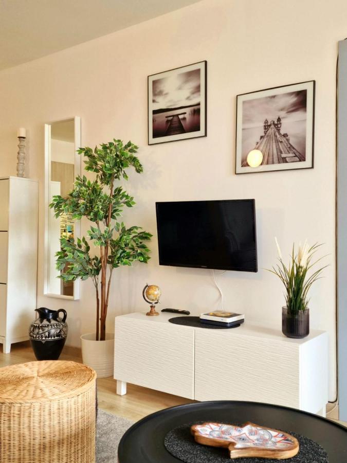 Stunning Lovely Flat With Pool And Strong Wi-Fi, 31 Arona  Exterior photo
